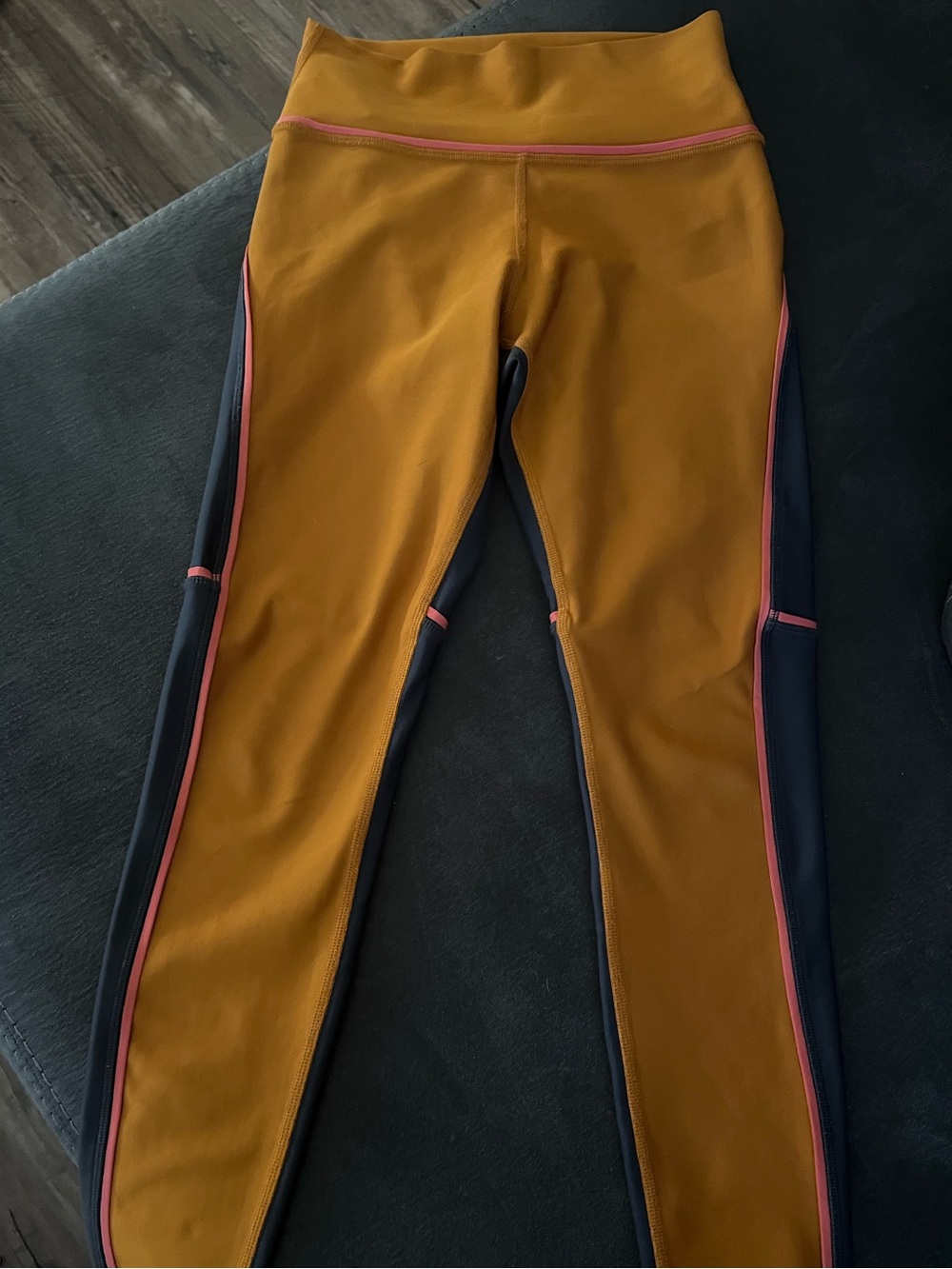 Alo 7/8 Element Legging in Bronze, Anthracite & Strawberry